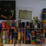 Sulla parete di destra campeggiano decine di rocche colorate, impilate una sull�altra...